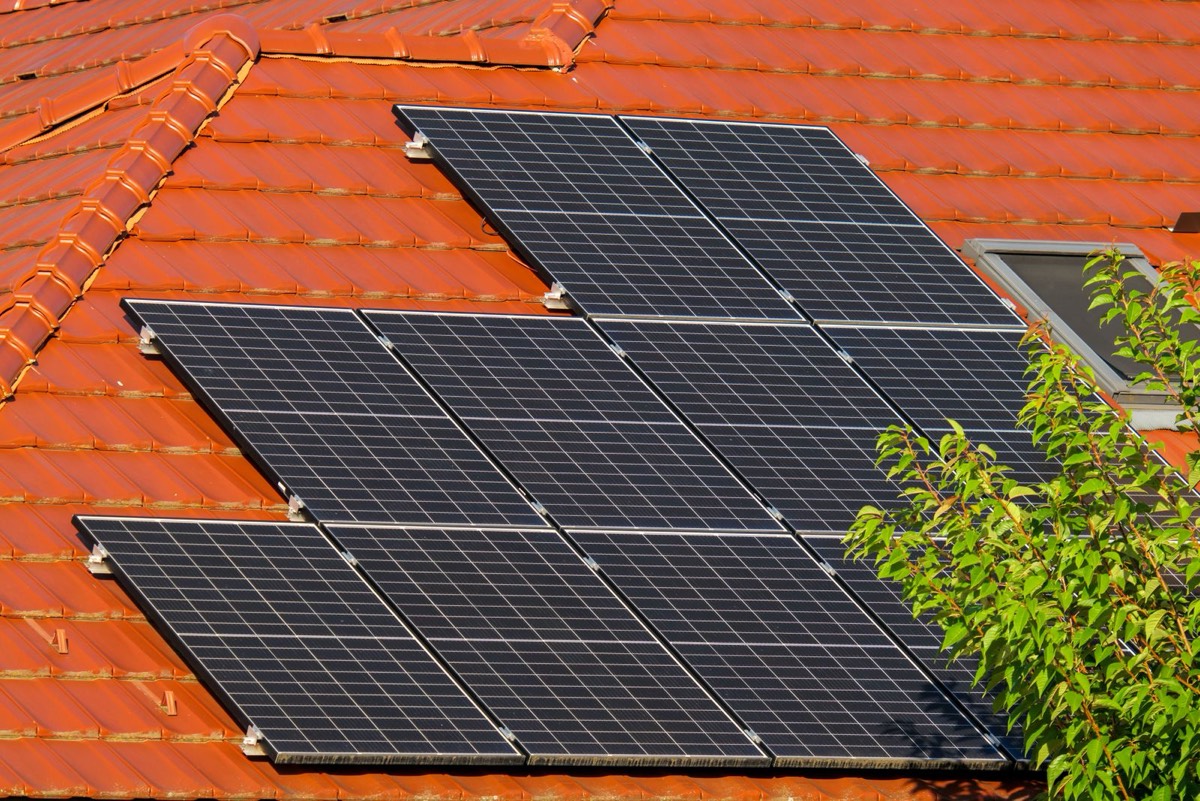 Photovoltaik-Module auf einem roten Ziegeldach